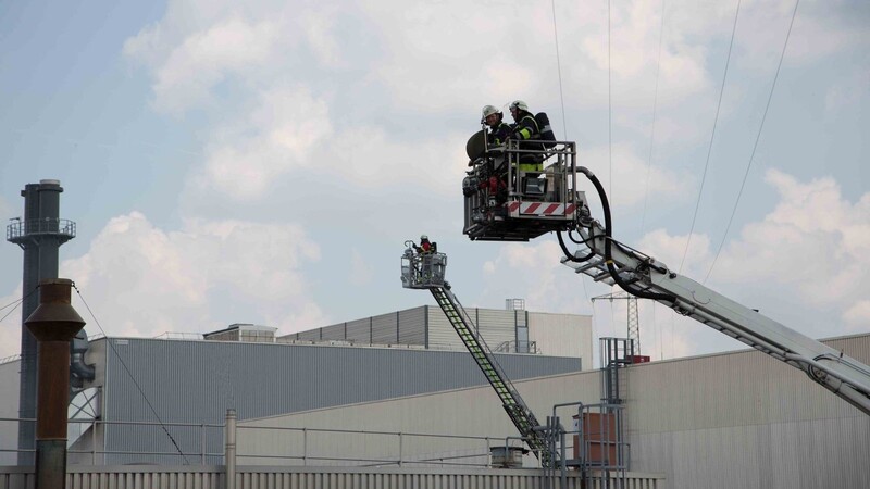 In einer Halle des BMW-Werk Landshut ist am Sonntag ein Brand ausgebrochen.