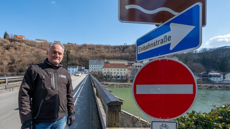 Der Kläger Hannes Preishuber steht neben der Grenzbrücke über die Salzach. Auf bayerischer Seite ist die Brücke zur Einbahnstraße erklärt worden - weswegen sie jetzt nur noch von Österreich aus befahren werden kann.