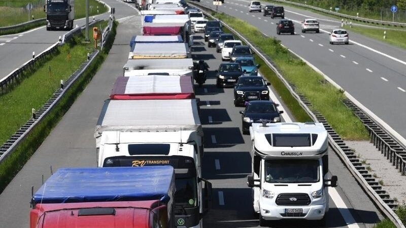 LKWs stehen auf der Autobahn Richtung Österreich im Stau. Wegen Blockabfertigung an der Grenze erwägt die CSU sogar eine Klage gegen Tirol (Archivbild).