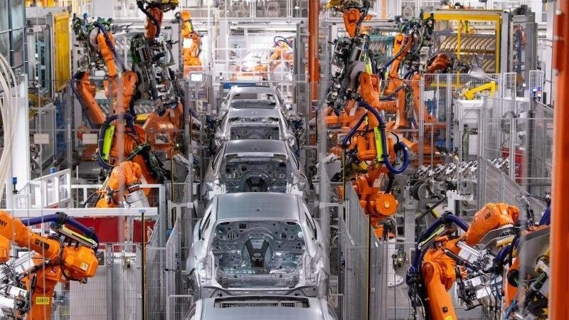 Roboter von ABB arbeiten an der Karosserie von verschiedenen BMW-Modellen im BMW-Stammwerk.