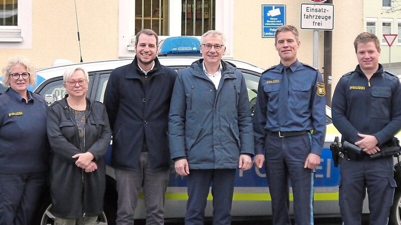 Landrat Werner Bumeder (4.v.r.) und Bürgermeister Matthias Kohlmayer (4.v.l.) ließen sich von Dienststellenleiter Stephan Lehner (3.v.r.) erklären, was die Polizei aktuell so alles beschäftigt.