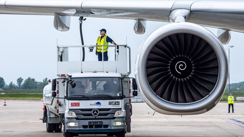 Am Flughafen Bremen wird erstmals ein Airbus-Großraumtransportflugzeug mit dem nachhaltigem Kraftstoff "Sustainable Aviation Fuel" (SAF) befüllt. Die Produktion von nachhaltigen Kraftstoffen für den Flugbetrieb macht große Sprünge - wenn auch auf noch kleinem Niveau. Auch das ist ein Thema am TUM Campus Straubing.