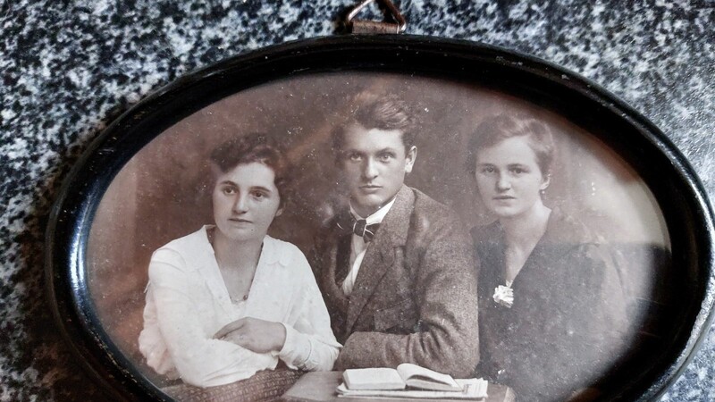 Magdalena Zattler (links) mit ihrem späteren Ehemann Egon Stiegler und ihrer Schwester