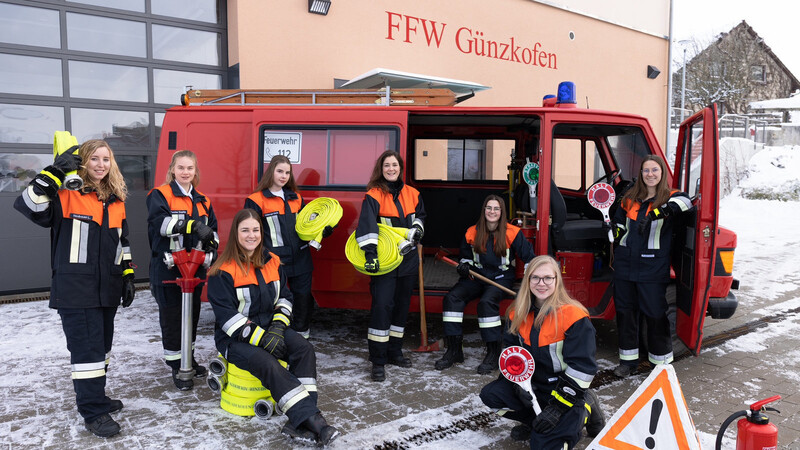 Frauenpower in Günzkofen: Lorena Neubauer (1.v.l) und Teresa Zehetbauer (3.v.l) sind seit 2016 beziehungsweise seit 2017 teil der Freiwilligen Feuerwehr. Insgesamt zehn Damen sind dort aktiv, weitere kommen nach. Die Mädels sind fester Bestandteil der Truppe.
