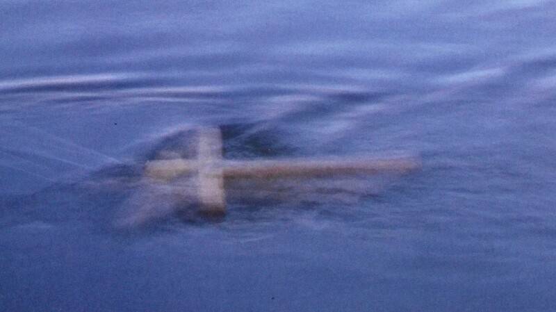 So wie in den griechisch- und russisch-orthodoxen Kirchen wird am Niederalteicher Donauufer zu Segensworten aus der Liturgie der Wasserweihe drei Mal ein Kreuz in den Fluss geworfen.