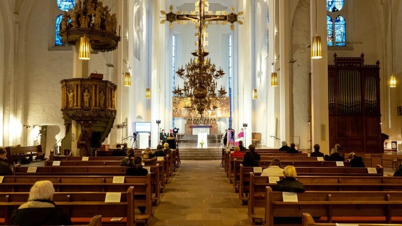 Allzu oft bleiben die Gotteshäuser in Deutschland spärlich besetzt. Daran tragen auch die Kirchen eine Mitschuld, findet unser Autor.