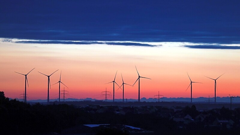 Die Pläne der Staatsregierung sehen auch mehr Stromgewinnung durch Windräder in Bayern vor.