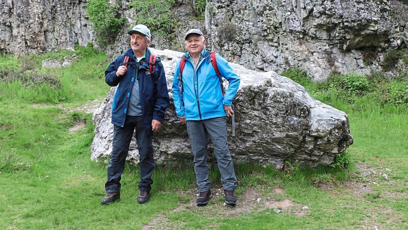Beim Naturdenkmal Großer Pfahl bei Viechtach: Jakob Pellkofer (l.) und Walter Raith sind leidenschaftliche Wanderer. Als Wanderführung wollen sie ihre Begeisterung mit anderen Menschen teilen.