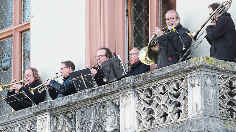 Wie jedes Jahr schickten die Landshuter Turmbläßer vom Rathausbalkon ihre musikalischen Neujahrsgrüße in die Altstadt.