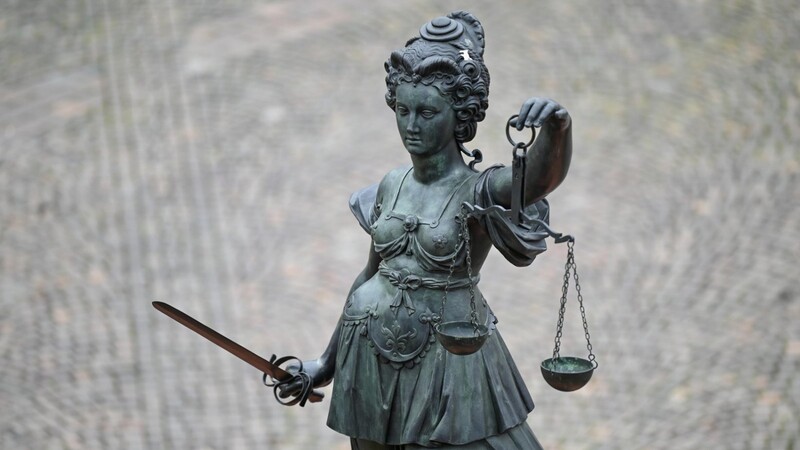 Die Statue der Justitia steht mit einer Waage und einem Schwert in der Hand auf dem Gerechtigkeitsbrunnen des Frankfurter Römerbergs. (Zu dpa: "Mehr als jede fünfte Klage vor Finanzgerichten hat Erfolg") +++ dpa-Bildfunk +++
