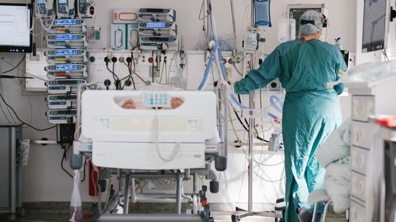 In vielen bayerischen Krankenhäusern sind die Intensivstationen sogar noch etwas stärker belastet als vor einer Woche (Symbolbild).