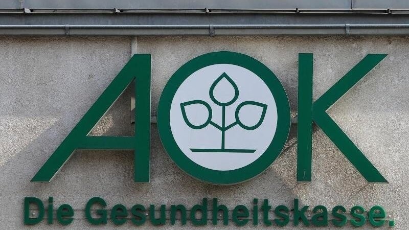 Das Logo der Krankenkasse AOK, aufgenommen am Hauptgebäude der AOK Sachsen-Anhalt.