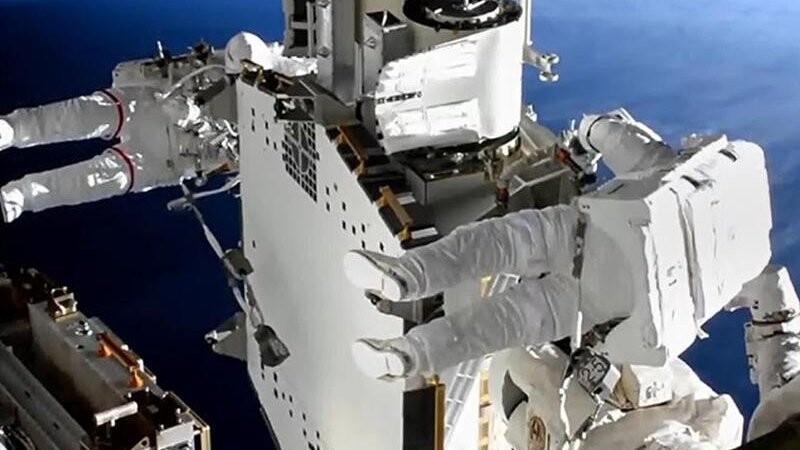 Shane Kimbrough (vorne) und Thomas Pesquet arbeiten an der Solaranlage der Internationalen Raumstation ISS.