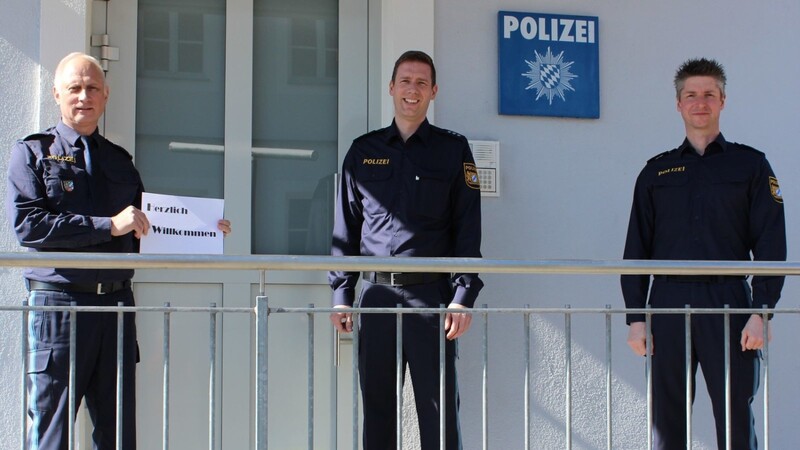 Der Leiter der Polizeiinspektion Cham, Erster Polizeihauptkommissar Alfons Windmaißer (links) begrüßt seinen neuen Stellvertreter, PHK Stefan Amann (mitte) und verabschiedet PHK Stefan Fischer (rechts).