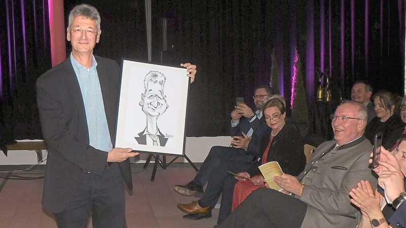 Kultusminister Michael Piazolo bekommt, wie die anderen Festredner, eine Karikatur vom ehemaligen Fraunhofer-Schüler Daniel Stieglitz.