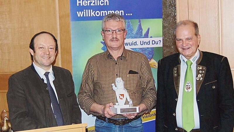 Bürgermeister Dr. Christian Hirtreiter (links) und Vorsitzender Franz Hiergeist (rechts) überreichen den Straßkirchener Schirmherrnlöwen an den Gewinner Josef Hanauer (Mitte).
