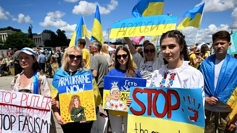 Teilnehmer aus der Ukraine nehmen an einer Demonstration der G7-Kritiker teil.
