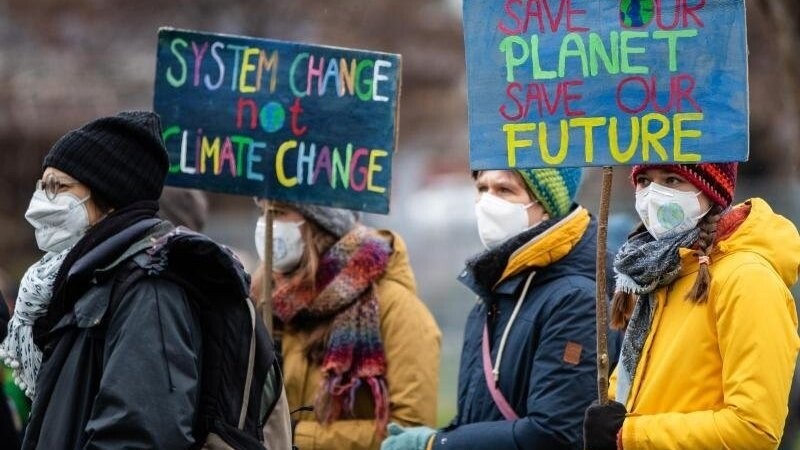 Die Bewegung Fridays for Future fordert rasches Handeln für den Klimaschutz. Heute wollen deshalb weltweit Menschen auf die Straße gehen, auch in Bayern.(Symbolbild)