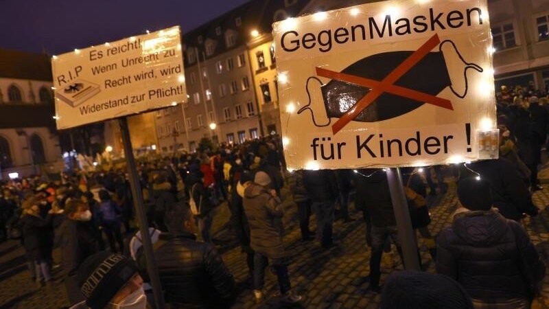 Demonstrationen unterliegen Regelungen. Mit sogenannten Spaziergängen versuchen Kritiker der Corona-Maßnahmen, diese auszuhebeln. (Bild aus Augsburg).