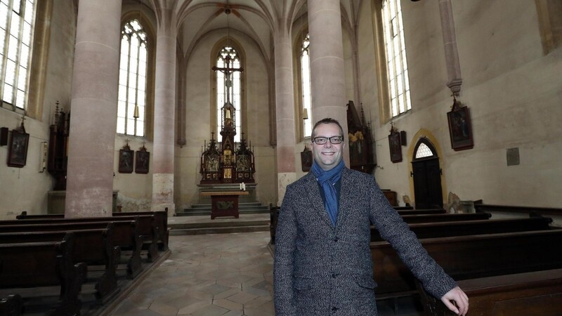Pfarrer Thomas Helm steht in der Frauenkirche in Amberg. Die Pfarrgemeinde St. Marien braucht das Gotteshaus nicht mehr und würde es gerne abgeben. Das Gebäude ist sanierungsbedürftig und gesperrt.