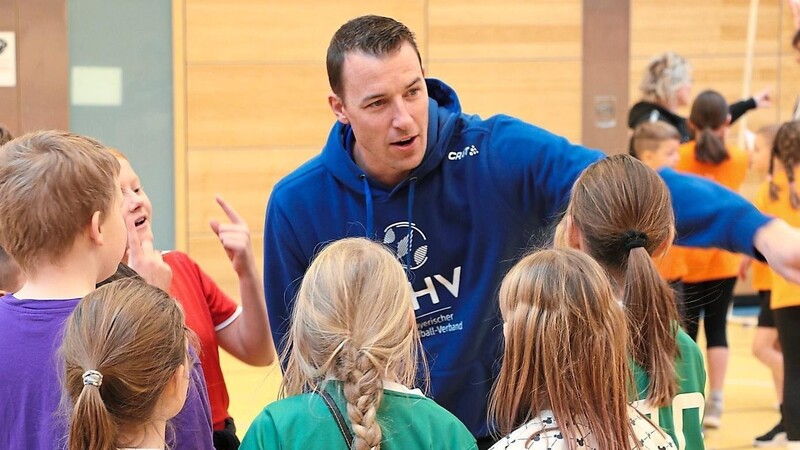 Handball-Weltmeister Dominik Klein gibt den Grundschülern Tipps.