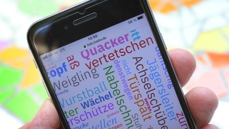 Auf einem Smartphone ist die Homepage der Internet-Datenbank "Bayerns Dialekte Online" aufgerufen.