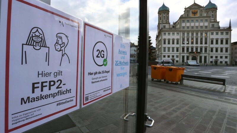 An der Tür eines Restaurants am Rathausplatz wird auf FFP-2 Maskenpflicht und 2G-Nachweis aufmerksam gemacht. Seit Freitag (26.11.) ist die Inzidenz in Bayern zum sechsten Mal hintereinander gesunken. Bundesweit hat Bayern aktuell die fünfthöchste Inzidenz.