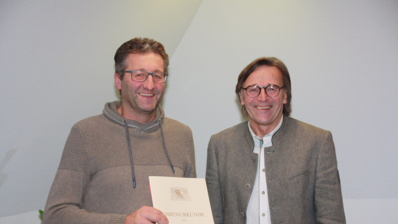 Bürgermeister Hans Luger (rechts) überreichte Franz Liebl eine Urkunde für 25 Jahre Dienstzeit bei der Gemeinde.