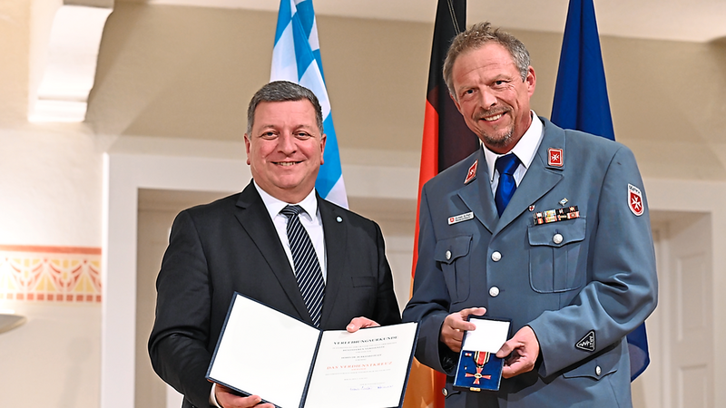 Dr. Burkhard Pfaff (rechts) erhält das Bundesverdienstkreuz überreicht von Staatsminister Christian Bernreiter.