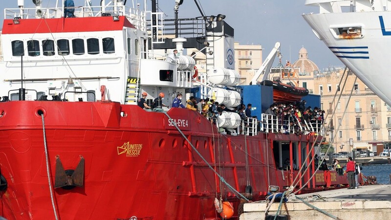 Das Schiff "Sea-Eye 4" mit mehr als 800 geretteten Migranten an Bord kommt in Trapani an. Die Hilfsorganisation Sea-Eye fürchtet, dass ihr kommendes Jahr für viele Rettungseinsätze im Mittelmeer das Geld fehlen wird. (Symbolbild)