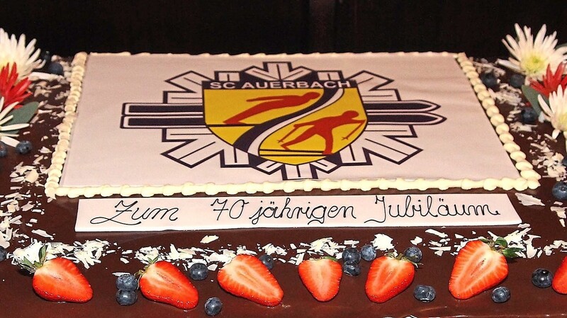 Die Geburtstagstorte zur Jubiläumsfeier anlässlich des 70-jährigen Bestehens des Ski-Clubs Auerbach.