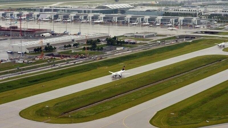 Ein Flugzeug fährt zu einer Startbahn am Flughafen München.