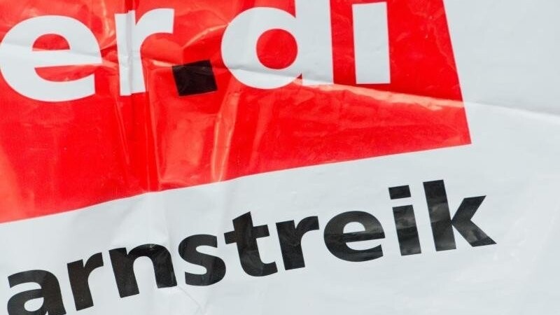 Streikweste mit der Aufschrift "Warnstreik" und dem Verdi-Logo. Foto: Stefan Sauer/ZB/dpa/Symbolbild
