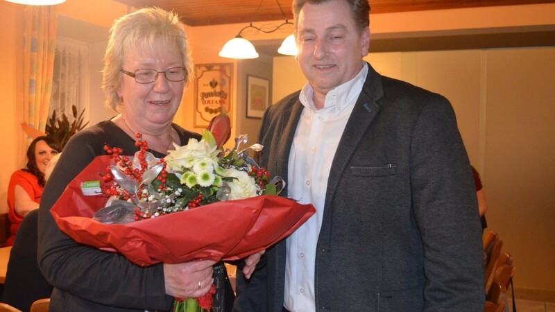 Nach 22 Jahren im gemeindlichen Kindergarten wurde Sonja Jahrstorfer von zweitem Bürgermeister Josef Achatz in den Ruhestand verabschiedet.