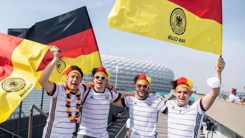 Fans der deutschen Fußballnationalmannschaft aus Ulm feiern vor dem Stadion.