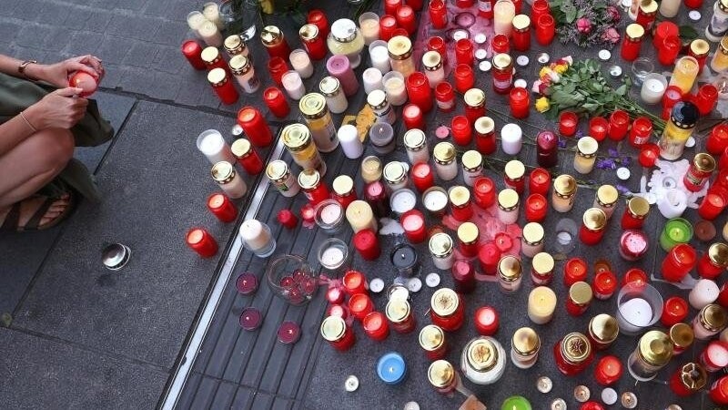 Zahlreiche Kerzen erinnern an den tödlichen Messerangriff in der Würzburger Innenstadt. Nun wurde bekannt: Der Täter ist offenbar acht Jahre älter, als bislang angenommen. (Archivbild)