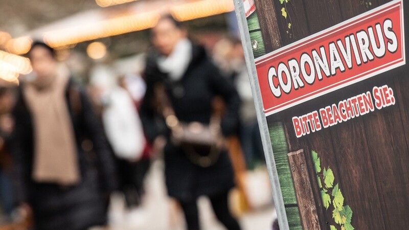 Schilder weisen in der Innenstadt von Frankfurt am Main auf Hygienemaßnahmen gegen das Corona-Virus hin. Im Handel stößt die Durchsetzung der Verordnung auf ein unterschiedliches Echo.