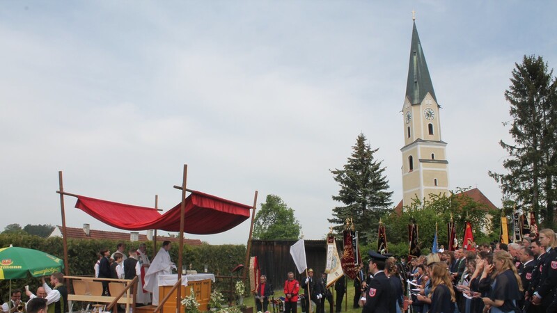 Der Festgottesdienst wurde auf der "Doama-Wiesn" bei der Kirche gefeiert.