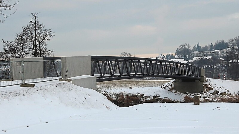 Durch den Schnee wird sie ihrem Namen gerecht: Die Weiße Brücke wartet darauf, überquert zu werden.