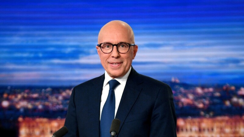Ciotti präsentiert sich am Abend seiner Wahl im französischen Fernsehen.