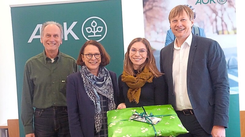 Die Gewinnerin der AOK-Aktion Marina Fichtl (2.v.l.) freut sich über die Glückwünsch von Klaus Wörle (ADFC, v.l.), Gertrud Maltz-Schwarzfischer und Dieter Reisinger (AOK Direktion).