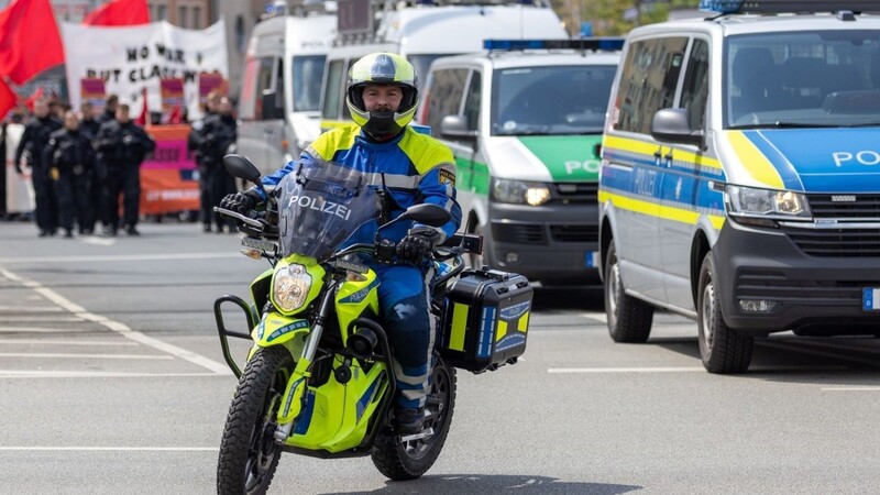 Polizeiobermeister Koumantzias fährt während einer Demo auf seinem Einsatzfahrzeug, ein Elektromotorrad.