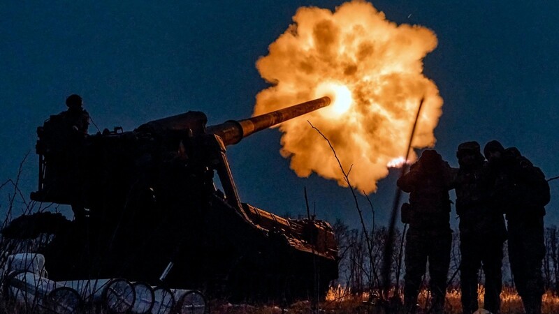 Ukrainische Soldaten feuern in der Nacht auf russische Stellungen.