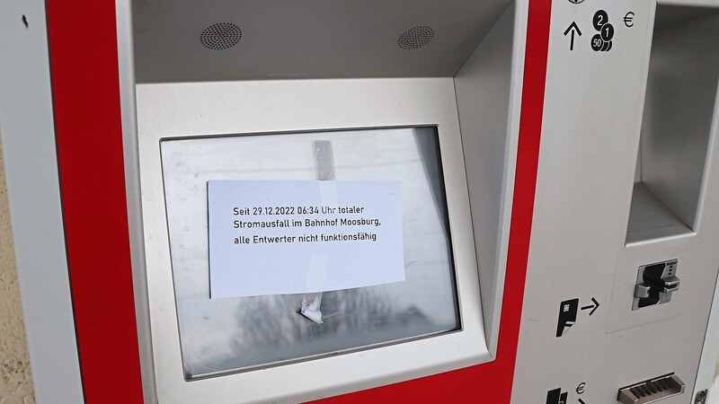 Totaler Stromausfall: Nichts ging mehr am Fahrkartenautomaten an den Bahnsteigen in Moosburg.