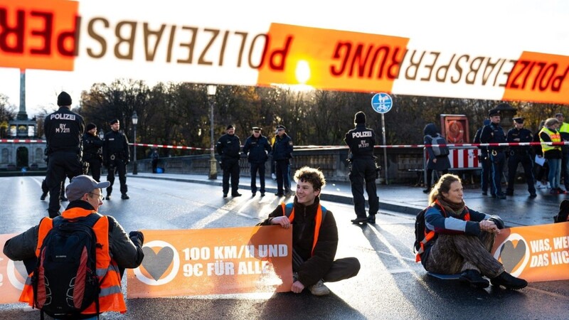 Klimaaktivisten der Umweltschutzbewegung "Letzte Generation" sitzen auf der Prinzregentenstraße und blockieren den Verkehr.