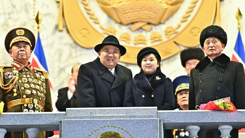 Bei einer Parade zum 75. Geburtstag der Streitkräfte ließ Kim Jong-un ein beängstigendes Waffenarsenal an sich und seiner Familie vorbeirollen.