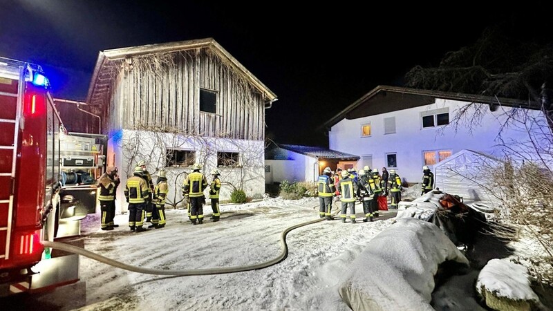 Kräfte der Feuerwehren Sonntagabend am Einsatzort in Faustendorf. Das Feuer im Keller konnte schnell gelöscht werden.
