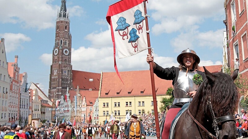 Der Standartenträger des Rates der Stadt Landshut (hier auf einer Aufnahme aus unserem Archiv) ziert als Symbol des Bürgersinns das Plakat der kommenden Landshuter Hochzeit.