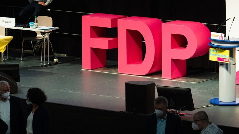 Bei verschiedenen Landtagswahlen ist die FDP an der Fünf-Prozent-Hürde gescheitert, in Schleswig-Holstein und Nordrhein-Westfalen flog sie jeweils aus der Regierung. Können sich die Liberalen auf einen neuen Kurs einigen?