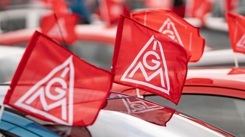 Die IG Metall ruft am Freitag auch Beschäftigte von Unternehmen in Niederbayern und der Oberpfalz zu Warnstreiks auf (Symbolbild).